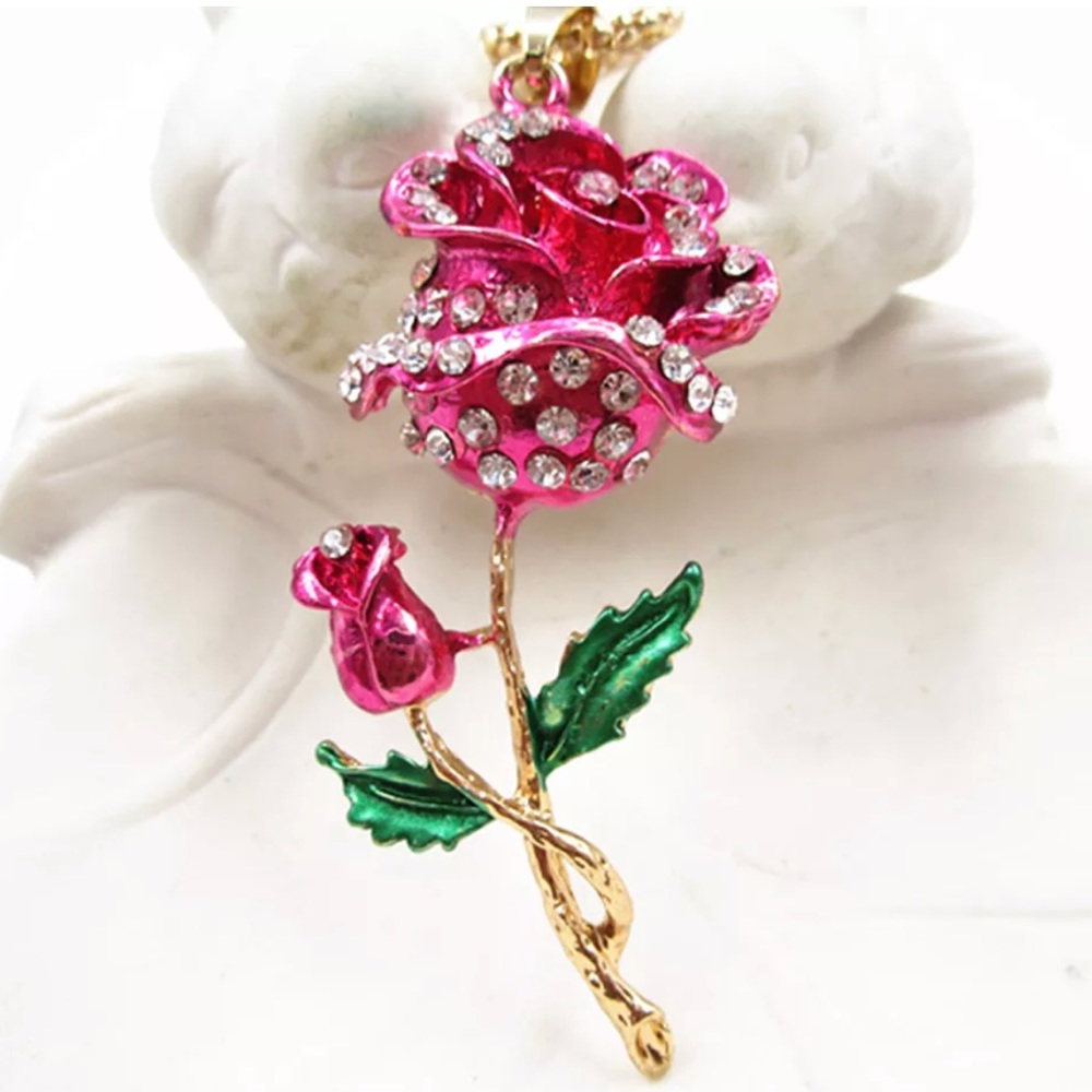 💋🌹Crystal Rose Necklace.